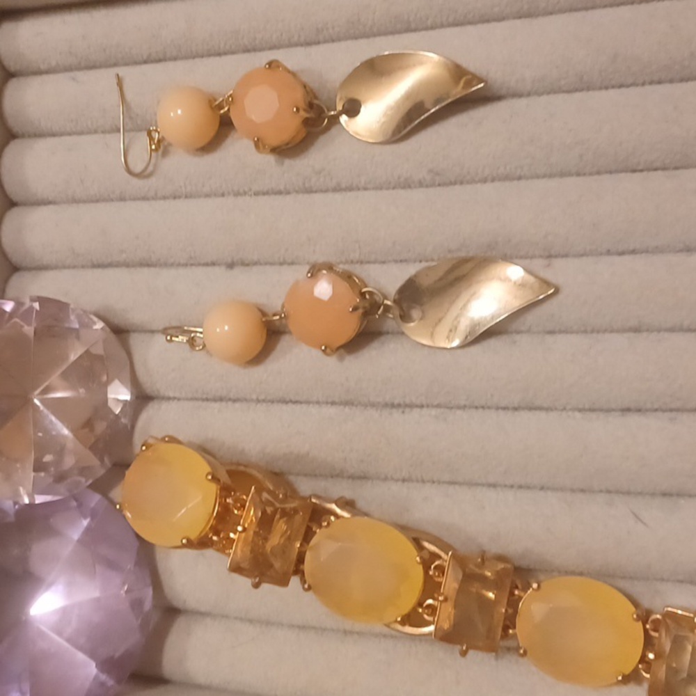 Peach hues. Bracelet and earrings